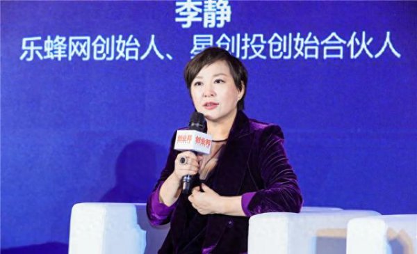 李静儿子归国庆生，22岁温婉圆脸，大三电影专科